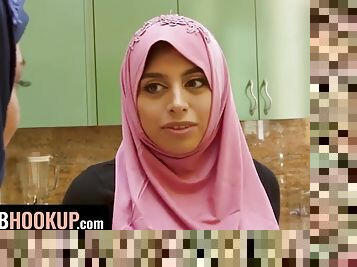 Arab Babe Ella Knox Wants To Explore Her Sexuality And Seduces Her Stepmoms Boyfriend - Hijabi slut