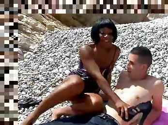 al-aire-libre, mamada, negra-ebony, interracial, hardcore, negra, playa, facial, pequeñita