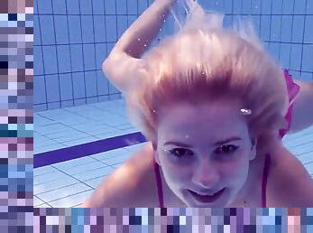 Proklova takes off bikini and swimming underwater