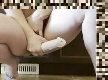 Hot girl squirts on bathroom floor ????