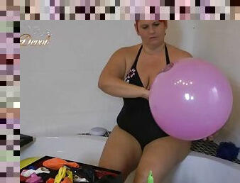 Annadevot - Balloon session in the bathtub