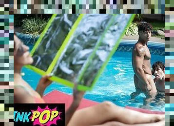 posisi-seks-doggy-style, di-tempat-terbuka, blowjob-seks-dengan-mengisap-penis, homo, bintang-porno, kolam-renang, homoseks, tato, penis, pengisapan