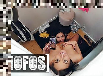 Mofos - Gianna Dior & Desiree Dulce Start Making Out Before Trying Clothes In The Dressing Room