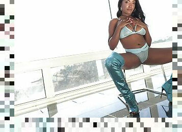 Stunning ebony rides the BBC in unbelievable manners