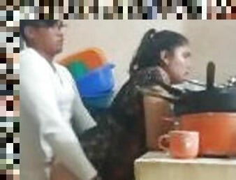 Empleada follada en la cocina y en el dormitorio