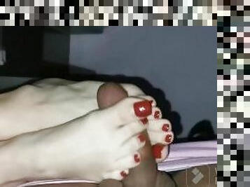 novia me hace un rico footjob acabando en sus pies