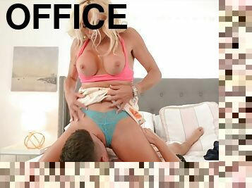 gros-nichons, levrette, bureau-office, vieux, fellation, ejaculation-sur-le-corps, milf, jeune-18, blonde, plus-agée