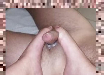 ejaculation-sur-le-corps, branlette, pieds, fétiche, bisexuels, branlette-avec-les-pieds, domination, femme-dominatrice