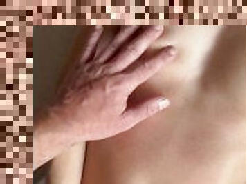 maigre, amateur, ejaculation-sur-le-corps, branlette, ejaculation, boules, petits-seins