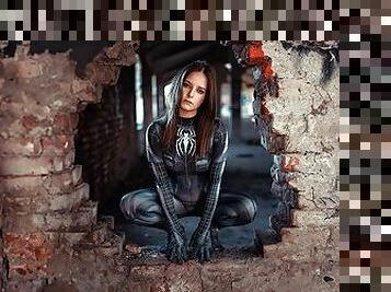 Lost Place Fotograf wird von Spidergirl überrascht und bekommt einen perfekten Blowjob.