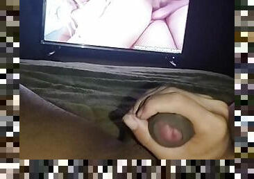 Me encanta ese culo": Hombre Sexy se Masturba Viendo Porno