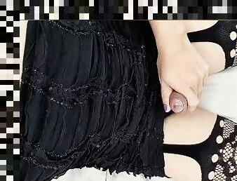 Femboy en minivestido después de la fiesta