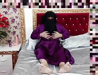 Muslim Niqab Curvy Milf Masturbating