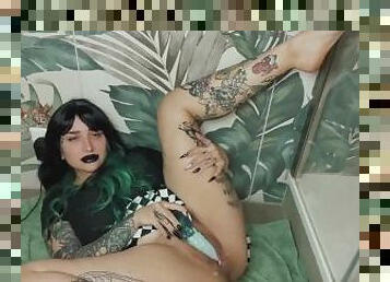 Goth girl squirt dans une salle de bain