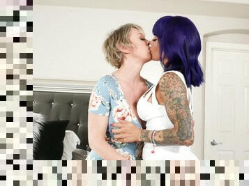 Horny MILF Dee Williams and purple-haired Foxxy share a bone