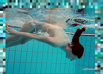 Ravishing redhead babe with a nice ass strips down underwater